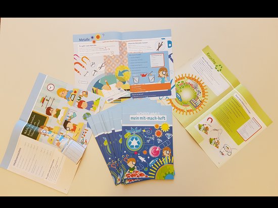 Mehrere Exemplare der Broschüre "SCHOOL@MUL - Mein Mitmach-Heft", auf verschiedenen Seiten aufgeschlagen